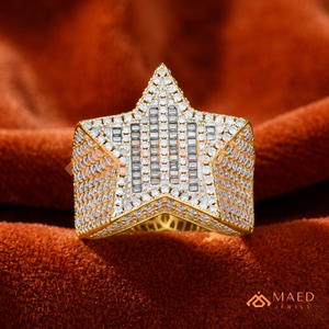 Anillo de Sello Estrella Premium con Acabado en Oro Amarillo de 18k, Banda con Micro Pavé Completo de Diamantes Baguette, Joyería Hip Hop para Raperos - Product Image 1