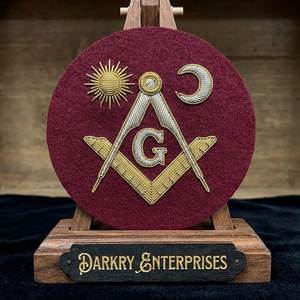 Parche Masónico Hecho a Mano de Terciopelo Granate con Bordado Dorado Personalizado de Cuadrado y Compases con Estrella para Regalia de Logia - Product Image 4