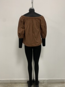Blusa vintage para mujer con hombros descubiertos, manga abullonada, holgada y con efecto arrugado. - Product Image 2