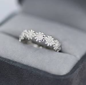 Anillo de Plata de Ley con Flor de Margarita, Anillo Infinito con Flor, Anillo de la Amistad, Joyería Inspirada en la Naturaleza - Product Image 3