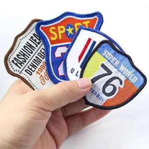 Écussons ovales tissés à pli central avec motifs sportifs colorés pour étiquettes de vêtements, étiquettes de drapeau cousues lavables en rouleau - Product Image 1