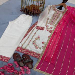 Conjunto de Kurta y Palazzo de Seda Bordada para Mujer VASTRA COTTAGE con Lentejuelas, Remaches y Moti, Dupatta de Faux Georgette con Borde de Encaje - Product Image 2