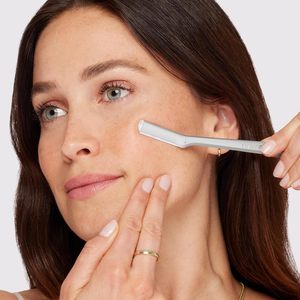 Maquinilla de afeitar facial de acero inoxidable Tweezerman para mujeres y todo tipo de piel, fácil de usar - Product Image 3