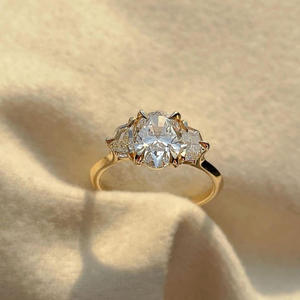 Anillo de Compromiso de Tres Piedras con Moissanita de Corte Ovalado, Plata de Ley 925 con Baño de Rodio, Engaste de Garras, Anillo de Compromiso y Boda para Aniversario - Product Image 3