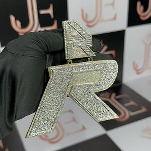Colgante de letra R personalizado con diamantes de moissanita, chapado en plata de ley 925, estilo hip hop, al precio más bajo. - Product Image 1