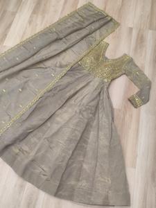 Traje Anarkali Moderno de Seda con Lentejuelas Bordadas para Fiesta, Boda, Diwali y Baile de Graduación - Largo hasta el Suelo, Secado Rápido - Product Image 5