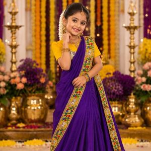 Sari elegante listo para usar con estampado Kalamkari en tela Chinnon y blusa de seda Dola completamente cosida para niños, fabricado por Royal Export. - Product Image 3