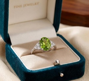 แหวนค็อกเทลเพอริดอทดีไซน์รูปไข่ทรงธรรมชาติจาก Mehrajuddin Gems ประจำเดือนสิงหาคม ประดับด้วยเงินแท้ 925 ตัวเรือนแบบ Prong Set ได้รับการรับรองจากคริสเตียน - Product Image 4