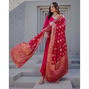 Ensemble de costume pour femme Sarah en satin rose 100% polyester disponible en taille XS - Product Image 1