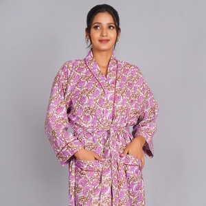 Kimono de Algodón Rosa de Talla Grande Premium, Ropa de Estar por Casa con Estampado Floral Hecho a Mano, Disponible a Precio de Mayoreo - Product Image 2