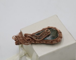 Pendentif en améthrine en forme de poire enveloppé de fil de cuivre |   Bijoux faits à la main en améthyste naturelle |   Pendentif en cristal de guérison taille unique - Product Image 1