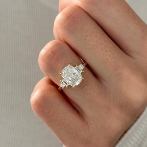 Anillo de compromiso de oro amarillo con 5 piedras de diamante cultivado en laboratorio de 2 quilates con diseño único, certificado IGI, claridad VVS, ¡en oferta! - Product Image 4