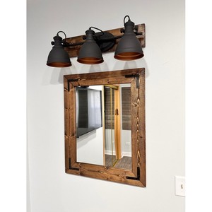 Espejo Industrial de Madera Reciclada con Detalles Metálicos Negros |   Espejo de Baño Estilo Rústico al por Mayor - Product Image 2