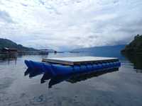Bateau ponton AQT en matériau HDPE, durable et multifonctionnel, longueur 10,5 mètres x 4,5 mètres, capacité 6 tonnes