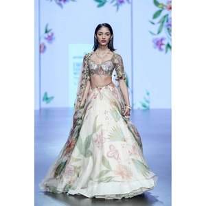 Lehenga Choli tendance et magnifique avec des écharpes et des châles traditionnels élégants faits à la main - Product Image 2