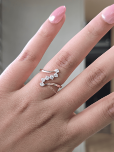 Bague en or avec diamant rond de laboratoire 0,25 ct, certifiée IGI, design minimaliste ouvert, bijoux fins, cadeau d'anniversaire pour femme - Product Image 1