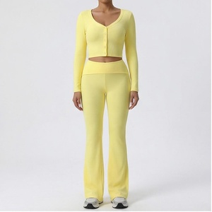 Ensemble de yoga jaune 2 pièces, haut court à col en V, pantalon long taille haute, couleur unie, respirant, spandex, polyester, vêtements de sport pour femmes - Product Image 1
