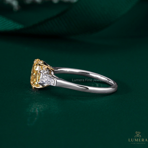 Bague de fiançailles en or 18 carats avec diamant jaune ovale personnalisé et pierres latérales trapézoïdales, fabricant de bijoux fins - Product Image 5
