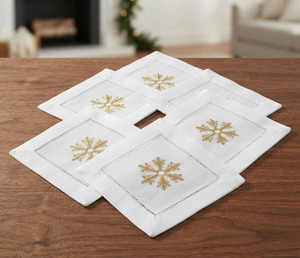 Serviettes de cocktail personnalisées en gros, brodées flocon de neige doré, 6x6', en coton blanc, avec ourlet festonné, pour la maison, les fêtes et les événements - Product Image 4