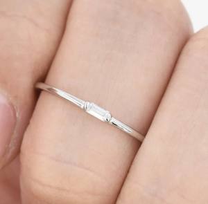 Anillo Minimalista de Plata de Ley con Circonita Cúbica en Forma de Baguette, en Plata o Oro - Product Image 5