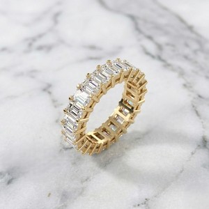 Anillo de eternidad ancho con barra de esmeraldas de 6.30 quilates - Product Image 2