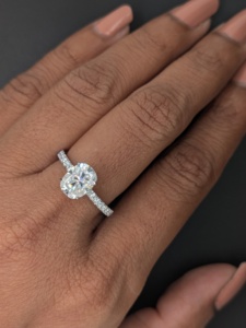 Bague de fiançailles classique en or blanc 14 carats massif avec moissanite ovale de 2 carats, sertie pavé, tendance, cadeau de mariage pour femme - Product Image 1