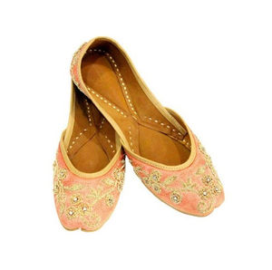 Vente en gros de Khussa Jutti pour femmes, logo personnalisable, style Punjabi, fabriqué au Pakistan avec semelle intérieure en fourrure pour plus de confort - Product Image 4