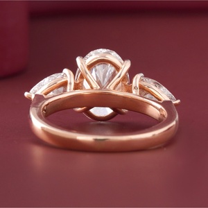 Bague de fiançailles ovale à trois pierres de 2,36 carats en diamant de laboratoire, or rose 14 carats avec or jaune et blanc massif 18 carats - Product Image 4
