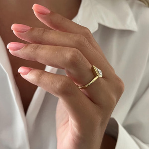 Anillo de Compromiso con Diamante Cultivado en Laboratorio, Certificado IGI, 2ct, Corte Lozenge, Engaste de Bisel, Corte Romboidal Escalonado en Oro Amarillo de 14K/18K - Product Image 4