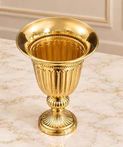 Pot de fleurs en métal doré avec design cannelé et base sur piédestal pour décoration intérieure, vase à fleurs en métal cannelé sur piédestal, objet décoratif de luxe - Product Image 6
