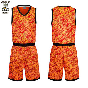 Ensemble d'uniformes de basketball personnalisés avec tissu sportif léger imprimé par sublimation pour les équipes universitaires et les jeux récréatifs - Product Image 1
