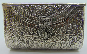 Cartera de mano de metal para mujer con grabado a mano en latón y caja plateada - Product Image 2