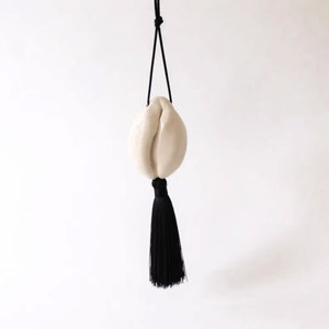 Collier artisanal en coquillages de cauris avec pendentif en coquillage blanc et long pompon noir, bijoux bohèmes - Product Image 3