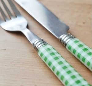 Cubiertos con acabado plateado y mango de resina verde, elegantes y duraderos, perfectos para la mesa del comedor, la cocina y como regalo. - Product Image 2