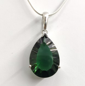 Pendentif en quartz vert goutte d'eau à trois griffes, design moderne et épuré, en argent poli 925, JAIPUR SILVER - Product Image 3
