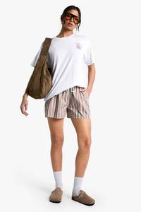 เสื้อยืดกราฟิกผู้หญิงแบบกำหนดเองได้ พิมพ์ลาย DTF OEM เสื้อโอเวอร์ไซส์ลำลอง ผ้าโพลีเอสเตอร์ผสมคอตตอน แขนสั้น เสื้อผ้าสตรีทแวร์ - Product Image 6
