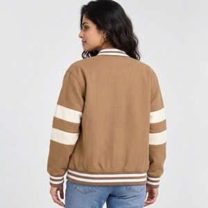 Chaqueta universitaria para mujer que combina estilo deportivo con tela cómoda, forro suave de calidad duradera y un diseño moderno y versátil. - Product Image 6
