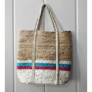 Sac fourre-tout artisanal The Coastal Mirage en raphia naturel, jute et jonc de mer tressé avec accents en rotin, motif évasion tropicale rêveuse - Product Image 1
