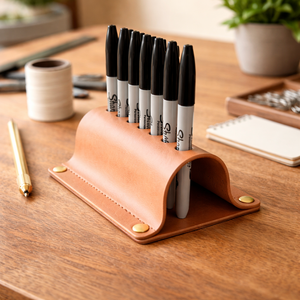 Portalápices Cuadrado Mediano de Cuero Personalizado NEW ERA, Organizador de Escritorio Hecho a Mano, Color Personalizado, Impresión UV/Digital, Alta Calidad - Product Image 3
