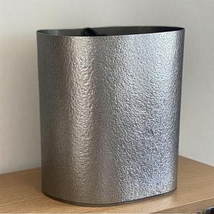 El revestimiento brillante resiste la opacidad y mantiene una apariencia fresca y aporta un toque industrial elegante a espacios estilo loft. - Product Image 4