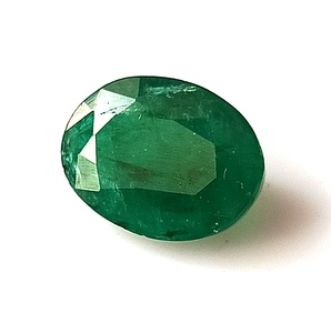 Sapphire Gems International - Esmeralda Zambiana Natural de Corte Ovalado, Gema Suelta Verde Facetada de 3.90 Quilates, Modelo EF-65 9x12x5.7mm - Product Image 1