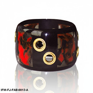 Bracelet manchette en acrylique noir style punk rock avec motif flamme rouge et œillets dorés – Bijou de mode gothique streetwear - Product Image 2