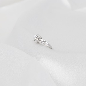 Bague de fiançailles minimaliste pour femme en or blanc 14 carats avec diamant de laboratoire taille émeraude 1 carat serti à griffes, certifié IGI - Product Image 5