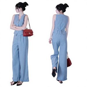 Conjunto Casual para Mujer, Sin Mangas, Cuello en V, Cintura Alta, Modelo Corto, Tejido de Algodón Sólido, Corte Regular, Diseño Elegante y Personalizado - Product Image 1