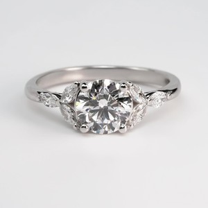 Anillo de Compromiso con Diamante Cultivado en Laboratorio, Corte Redondo VVS de 2.00 Ct, Piedras Laterales Marquise, Oro de 10K, 14K, 18K, Anillo de Novia, Venta al Por Mayor, OEM, ODM - Product Image 1