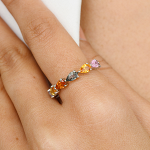 Bague de mariage éternelle en or blanc 18 carats avec saphirs arc-en-ciel en forme de pétales - Product Image 1