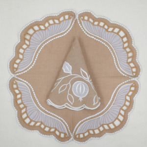 Serviettes carrées en lin brodées, 3 pièces, décoration de table classique faite à la main, beige et rouge avec bord festonné - Product Image 6