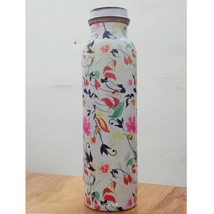 ขวดน้ำทองแดงอายุรเวทแท้ ลายดอกไม้ สไตล์ร่วมสมัย สำหรับสุขภาพที่ดี - Product Image 1