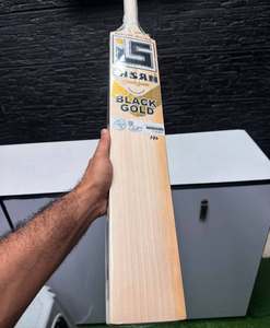 Bate de Críquet Ihsan Sports Edición Oro Negro, Serie Clásica, de Madera de Sauce Inglés, Duradero y Ligero, con Funda Protectora y Lámina Antideslizante para Mayor Agarre - Product Image 4