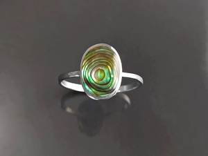 แหวนรูปไข่แบนประดับเปลือกหอยเป๋าฮื้อแท้ สีรุ้งสะท้อนแสง ดีไซน์เรียบง่าย ทำจากเงินแท้ - Product Image 5